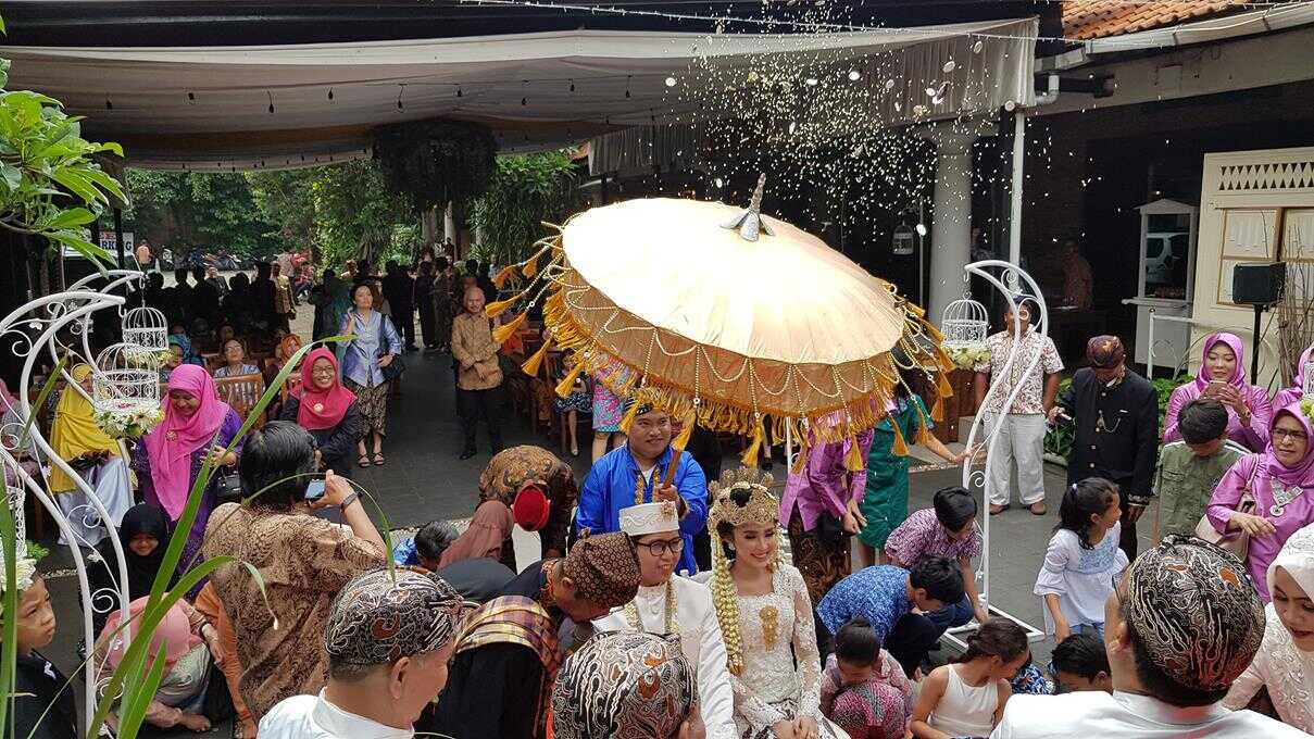 Upacara Sawer Panganten: Tradisi Memikat dalam Pernikahan Adat Sunda